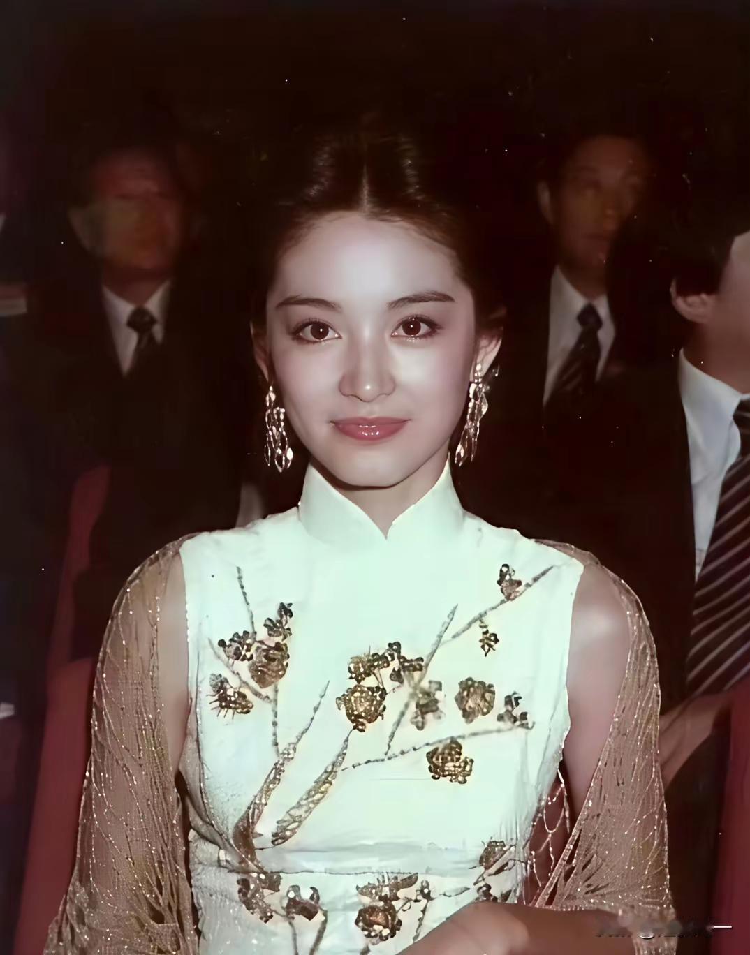 林青霞她的妆容和衣品放现在依然不过时