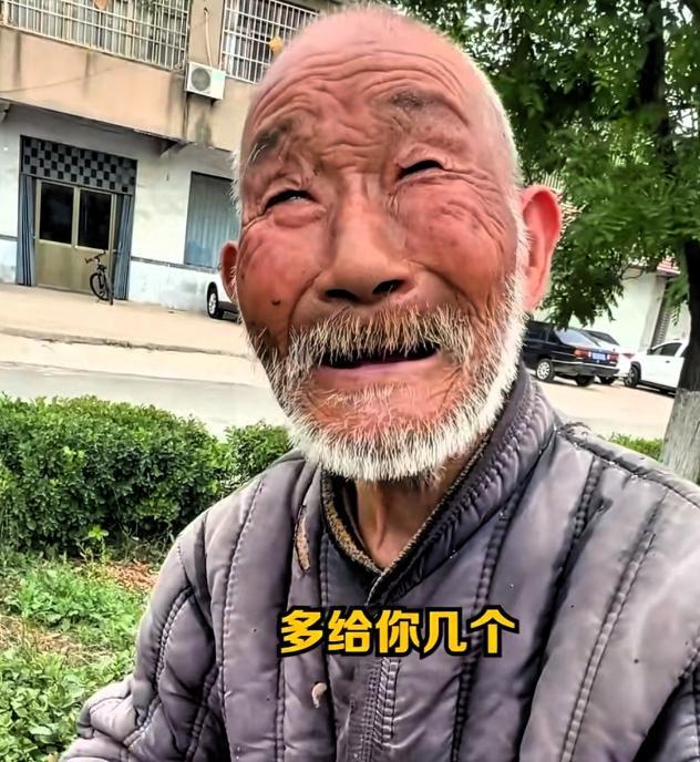 “好人一定有好报！”5月29日山东，88岁老人推着三轮车卖手工编筐，男子见老人可