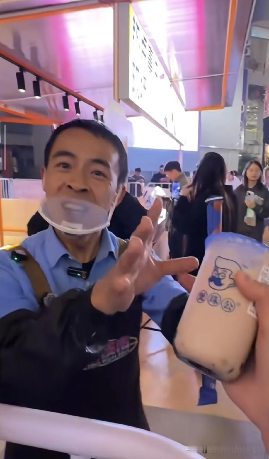 佛山街头排长队等鸡排哥这群人到底是粉丝还是黄牛？佛山一处网红街区里，上百