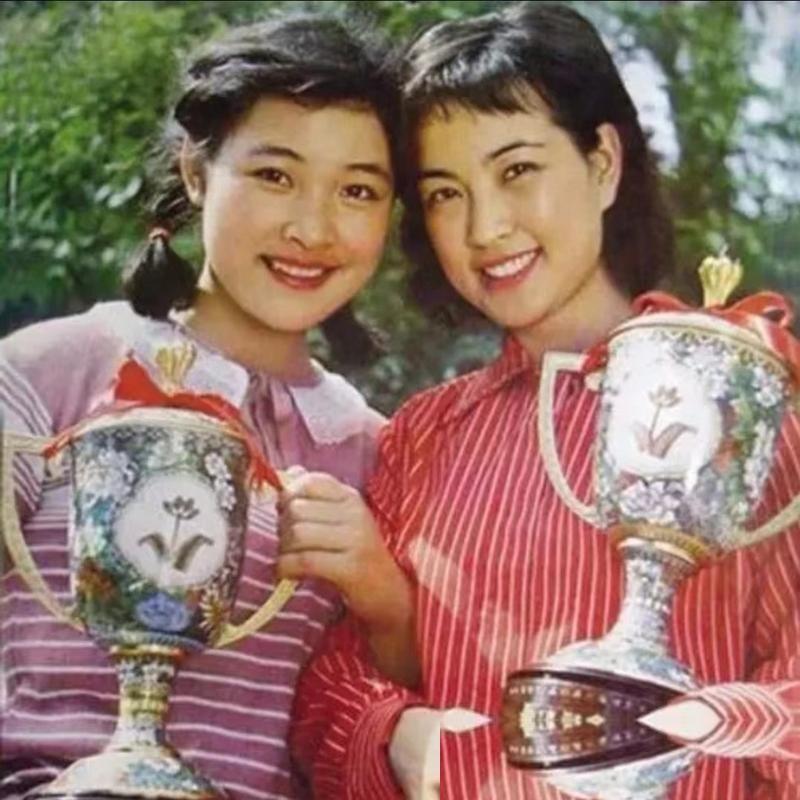 谁能想到，相识将近半个世纪的老闺蜜凑在一起，画风居然是这样的？8月9日的北京，第