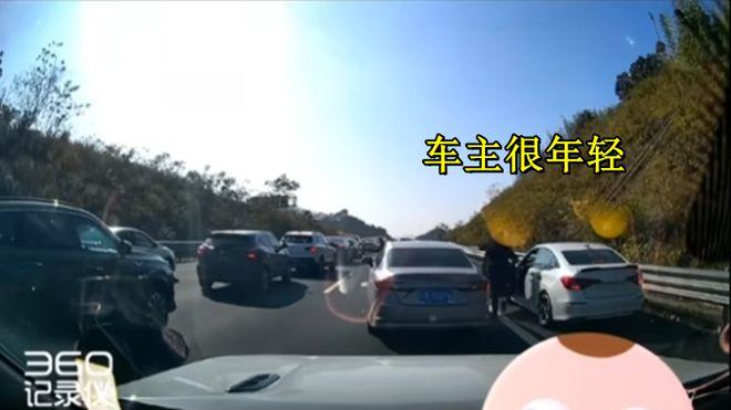 小孩高速下车被撞飞后续: 事故车为新车, 小孩伤情严重, 细节披露