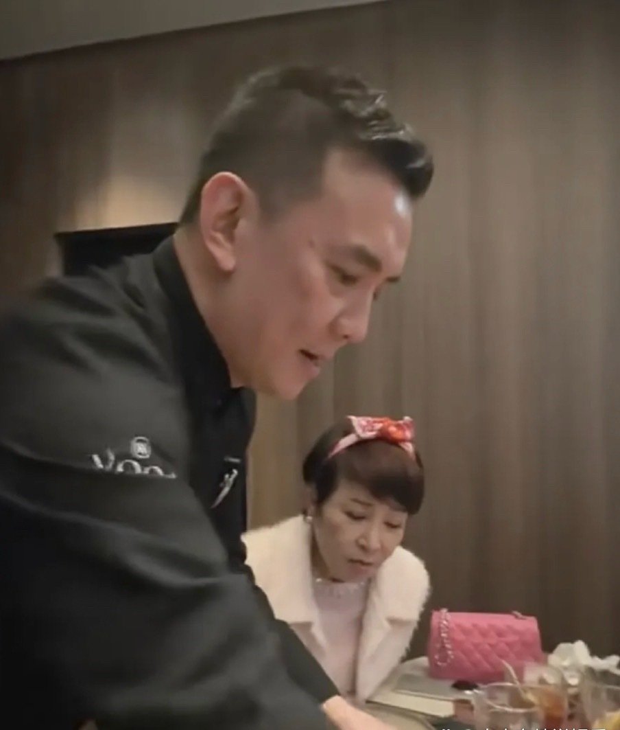 父亲谢贤离开后，谢霆锋首次带母亲狄波拉在香港外出聚餐，狄波拉面容憔悴、脸色苍白，谢霆锋眼窝深陷、抬头