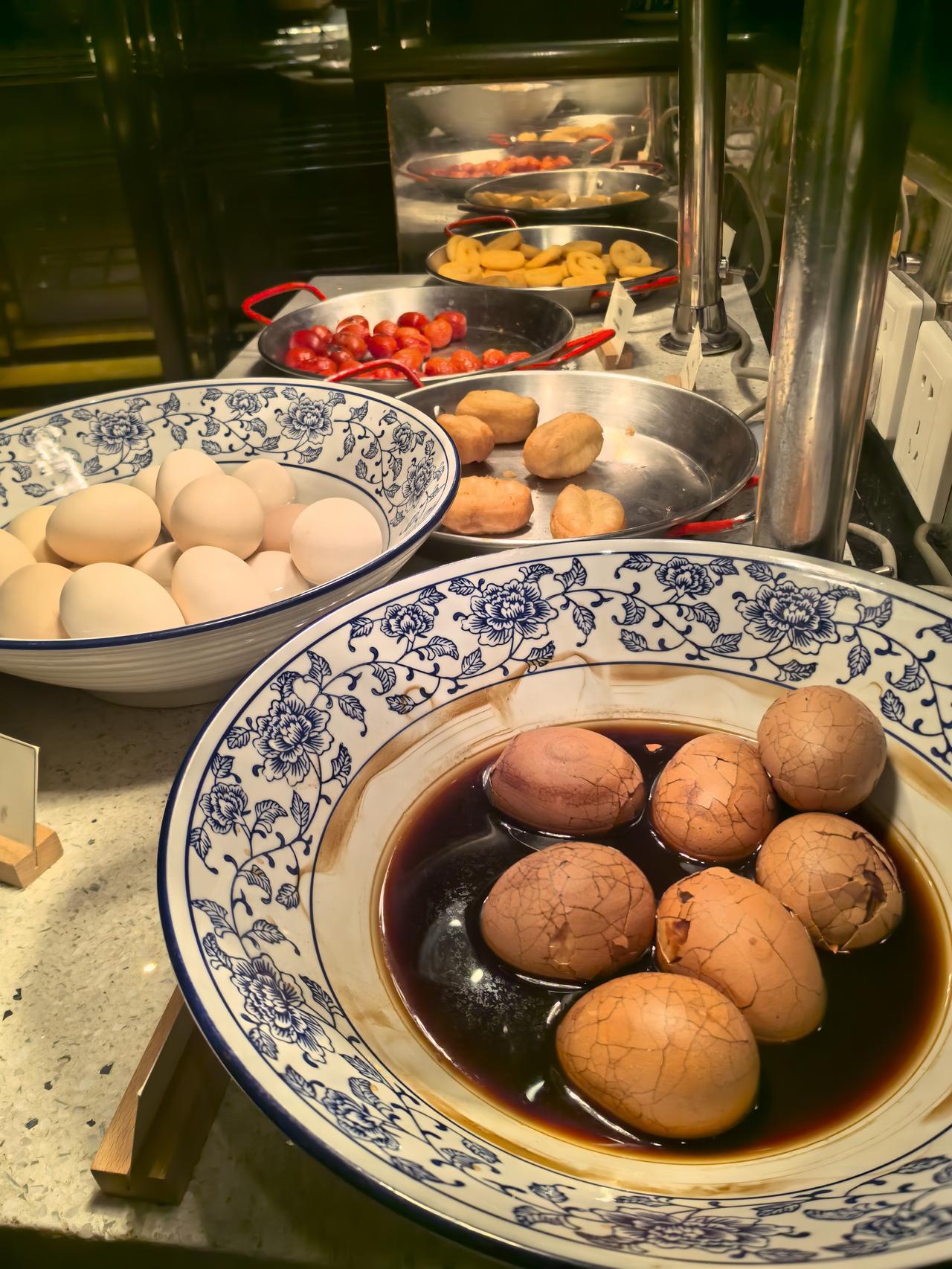 周末，早上10点。酒店吃早餐，一顿管两顿，营养又健康。[红脸笑]