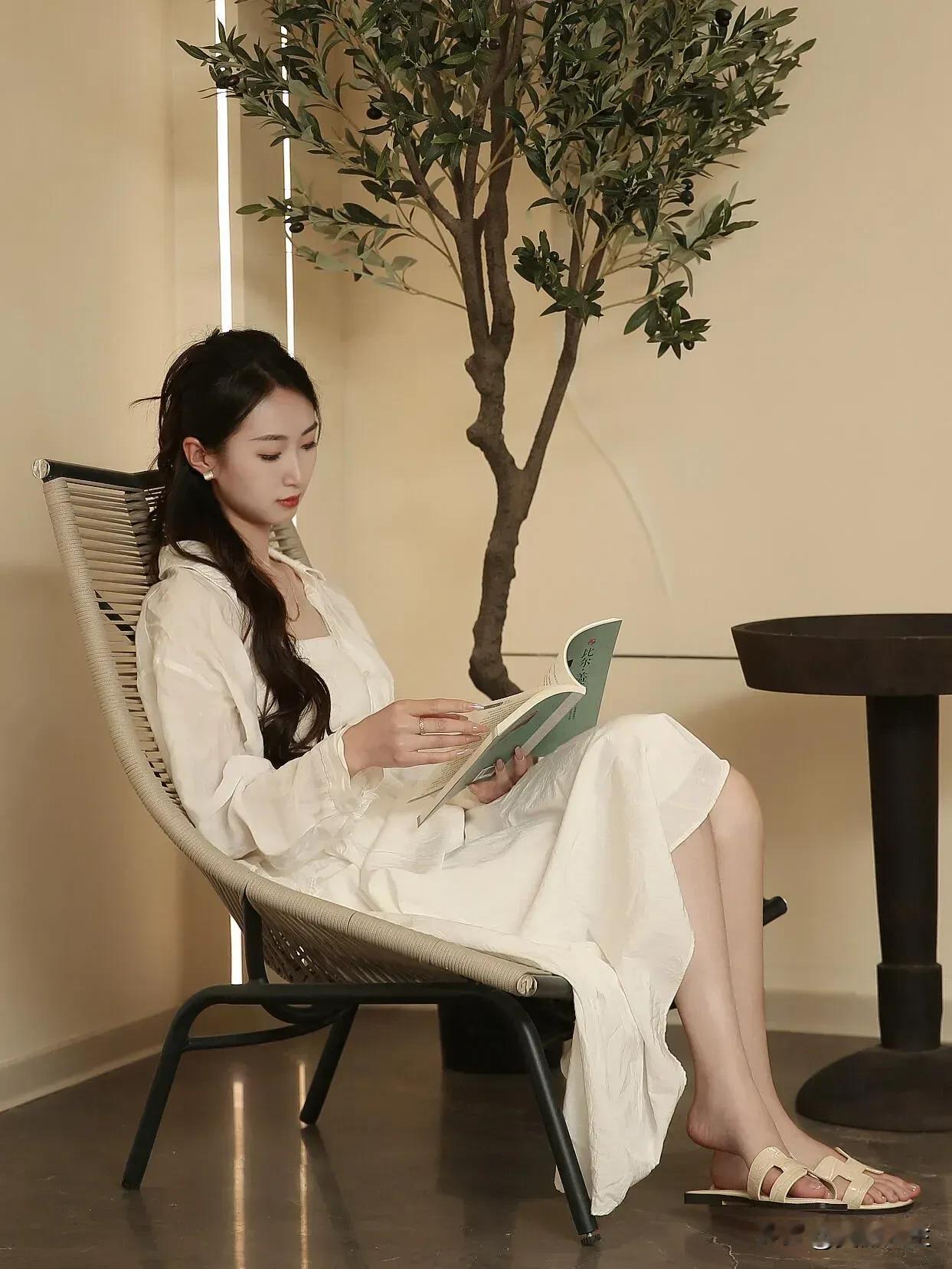 读书遣长夏，乐而忘暑热。​深居一室，闲书在握，清茶一杯，焚香一炉，读书习字，既