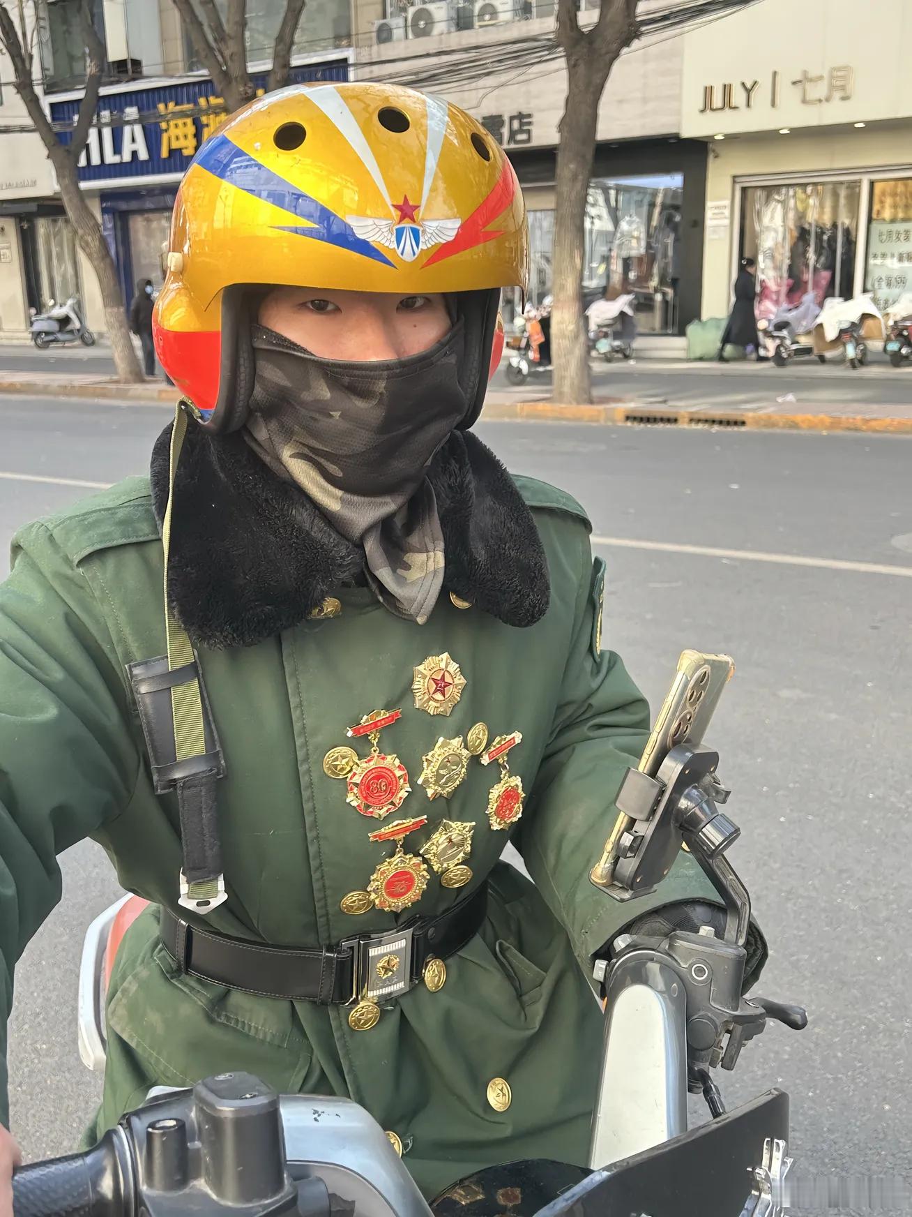 这样合规吗？戴着金头盔穿着有武警臂章的大衣送外卖。