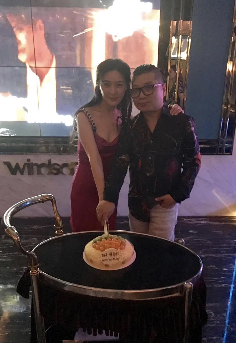 最近程青松带着田海蓉上了热搜！过去，程青松还和田海蓉一起切蛋糕呢？