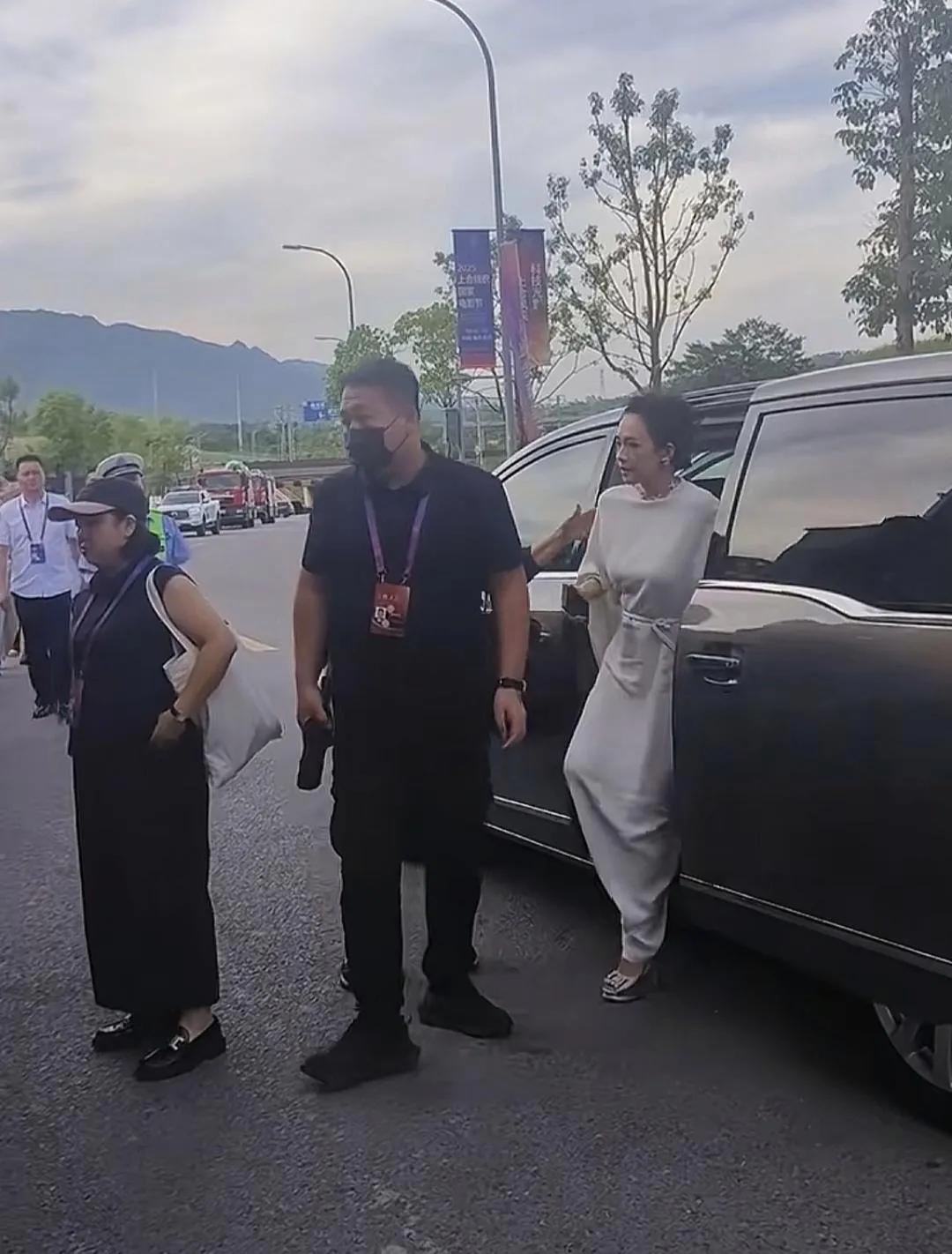 章子怡与嫂子现身活动，嫂子跟在身后像助理，颜值和气场都很不错章子怡近日与嫂子