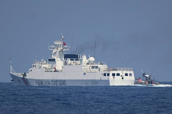9月28日，菲律宾海岸警卫队在南钥岛附近驱赶中国捕捞船只。沧海桑田，放二十多年前