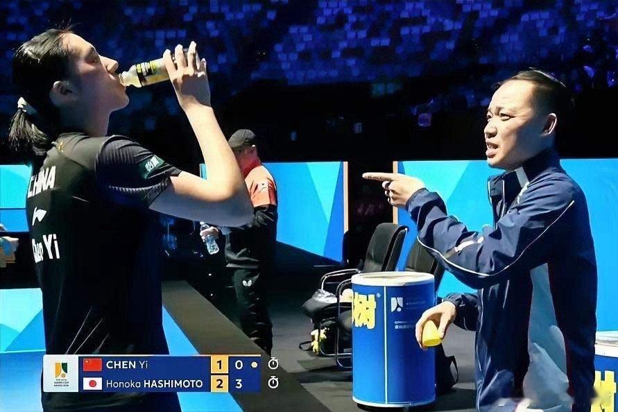 不仅任浩教练气坏了，解说侯英超也气坏了！陈熠明明第一局打得很好，却在关键分丢掉这