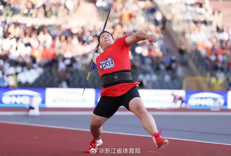不装了，严子怡这波是实打实的心理战核弹！第一投70.46米破纪录，直接放弃后两轮