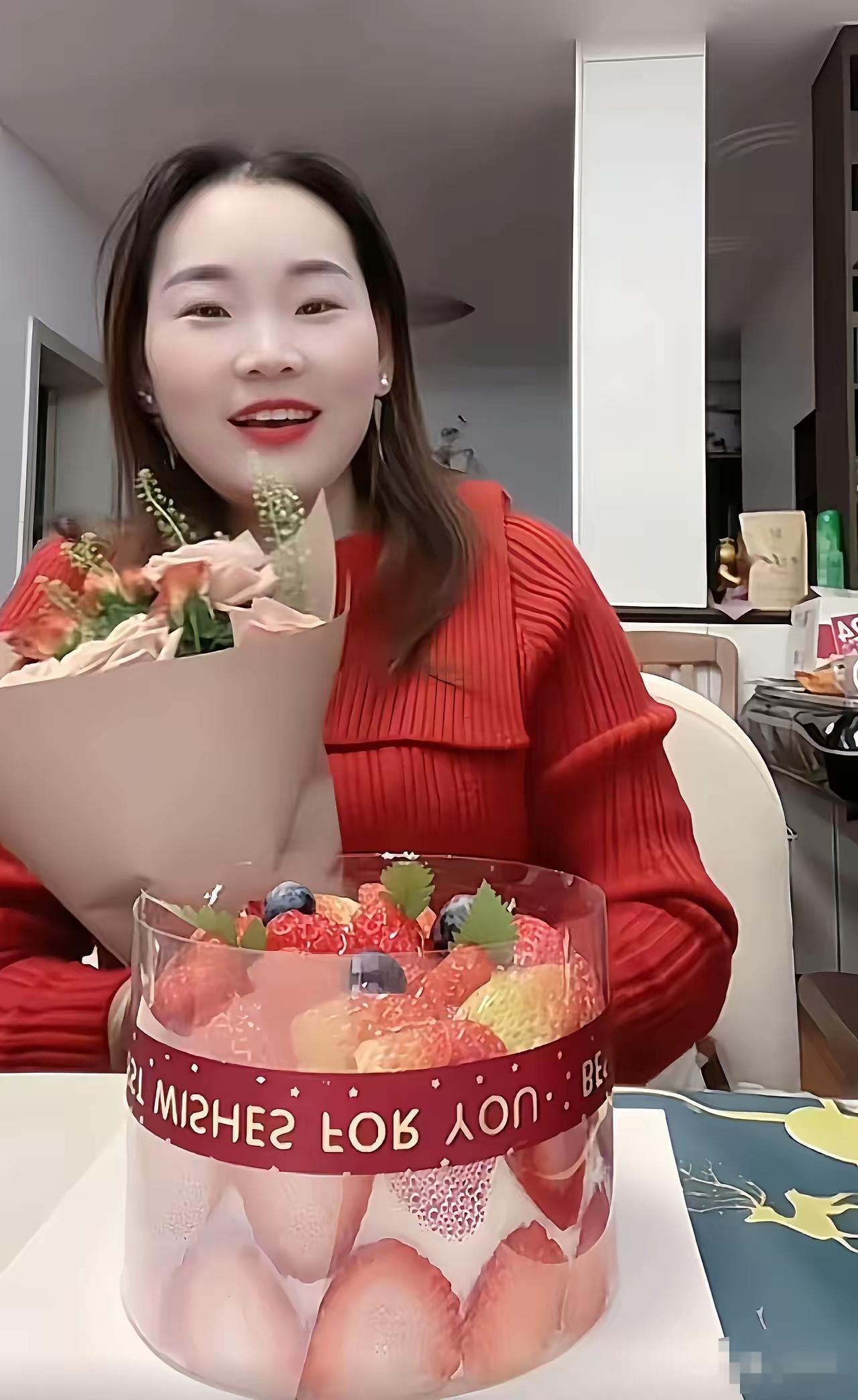 哥哥欠债想轻生，妹妹掏出12万嫁妆：这是我全部的家当，拿去翻身！“哥，这