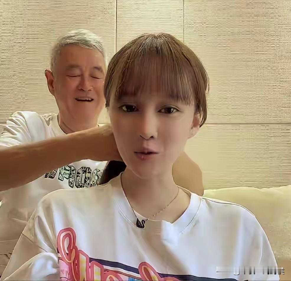 抑郁症这个病是很奇怪的。儿子说自己抑郁是因为家里穷，所以自己才躺平等死。可是