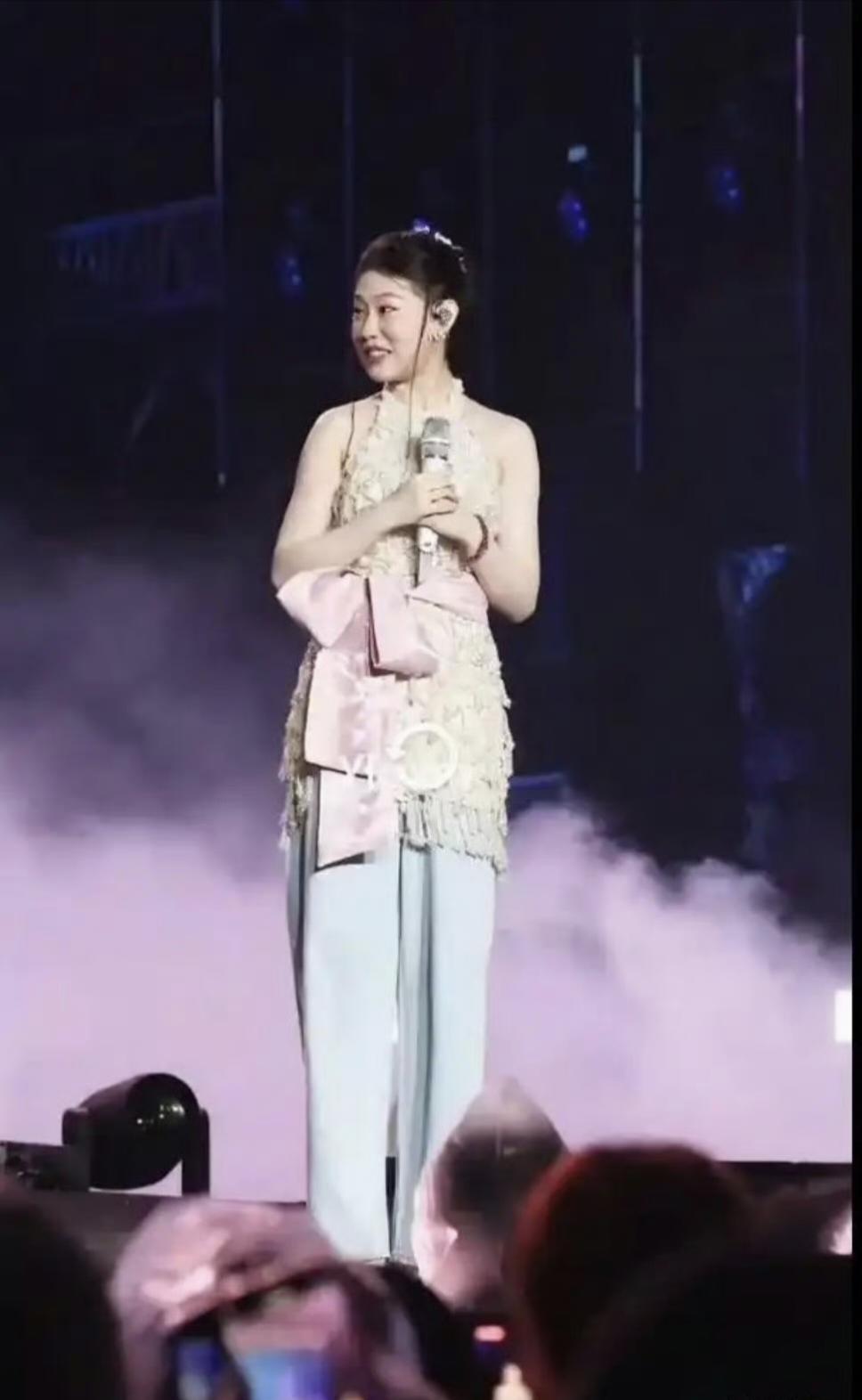 沈佳润音乐节首秀炸场！全开麦打脸质疑，小沈阳硬塞长裤引骂战：星二代的特权该不该被