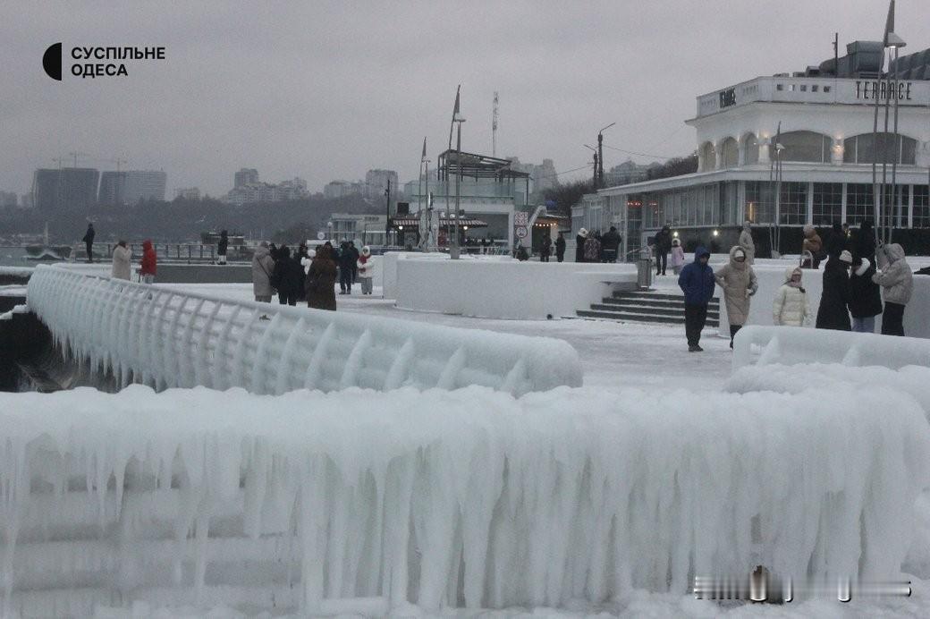 🥶🏝🇺🇦冰封海岸：敖德萨的兰热龙海滩在霜冻过后被厚厚的冰层覆盖。