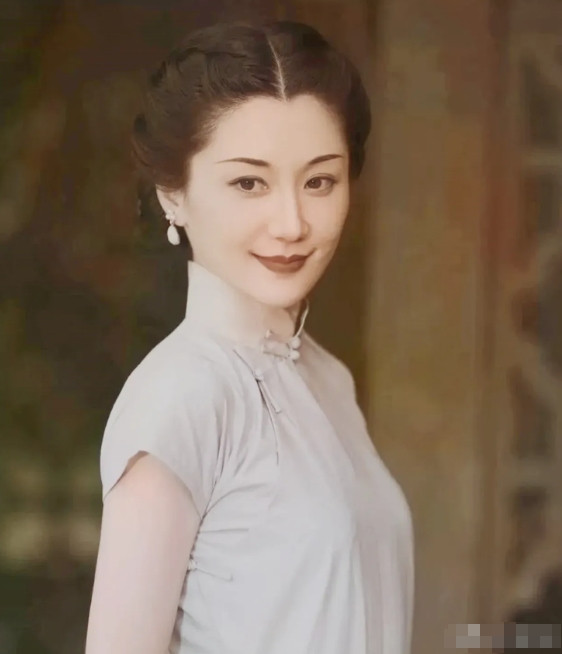 1948年，年轻漂亮的国军团长妻子陈愉照顾丈夫住院期间，惨被欺负，事后，院方劝她