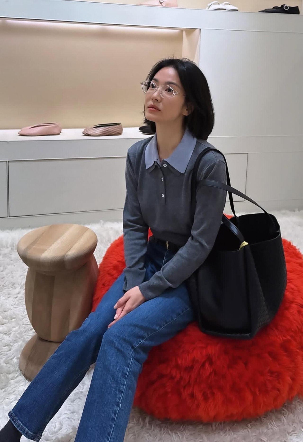 宋慧乔私服蛮低调，灰色针织配牛仔裤简约耐看！假两件拼色polo针织衫柔和高级，