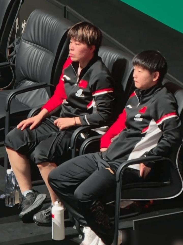 危难时刻方显仗义！孙颖莎和大迪在一起看比赛，突然一球直冲孙颖飞来，吓得她猛低