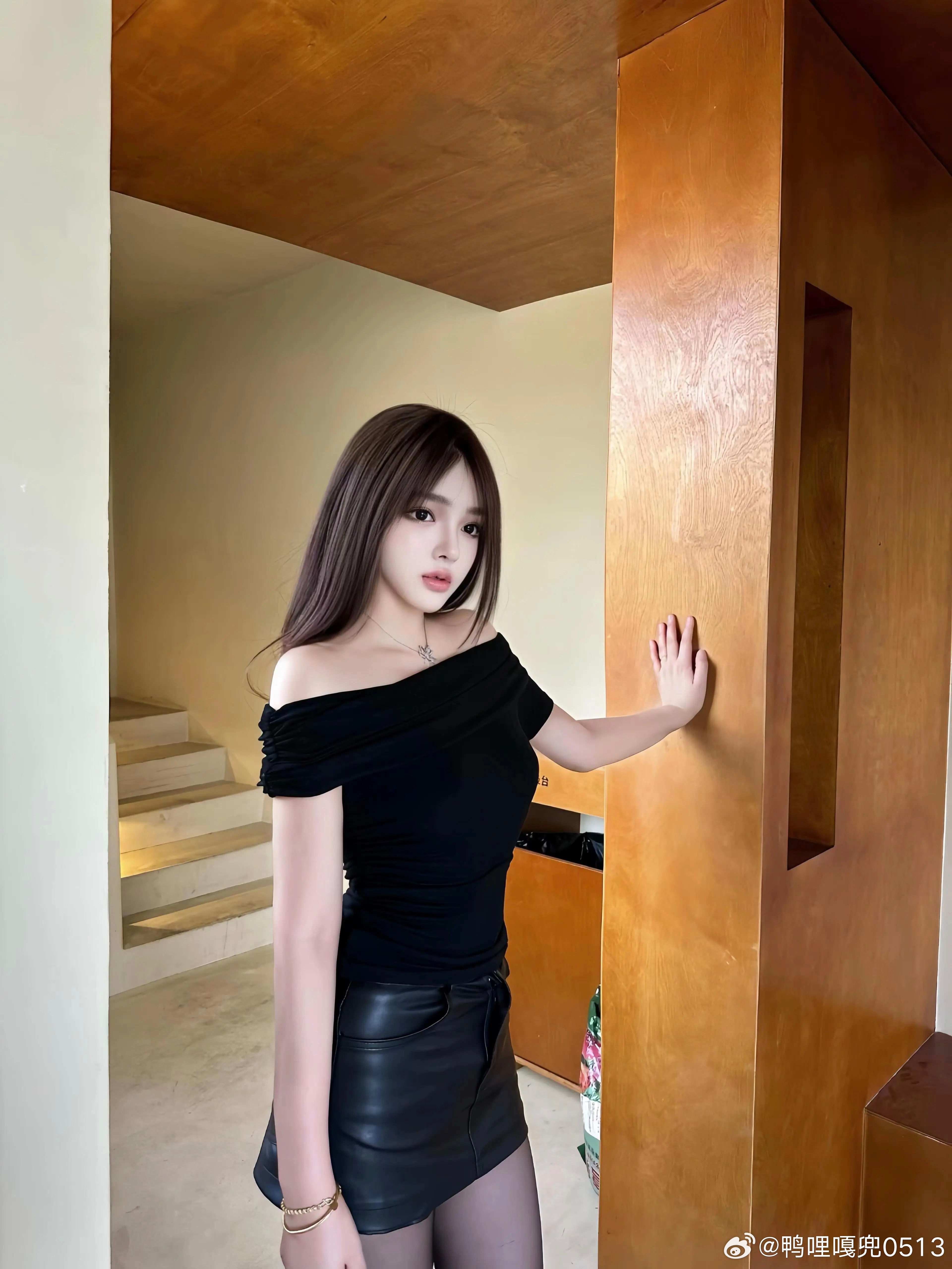 写真皮裙搭配露肩抹胸体恤高级感拉满