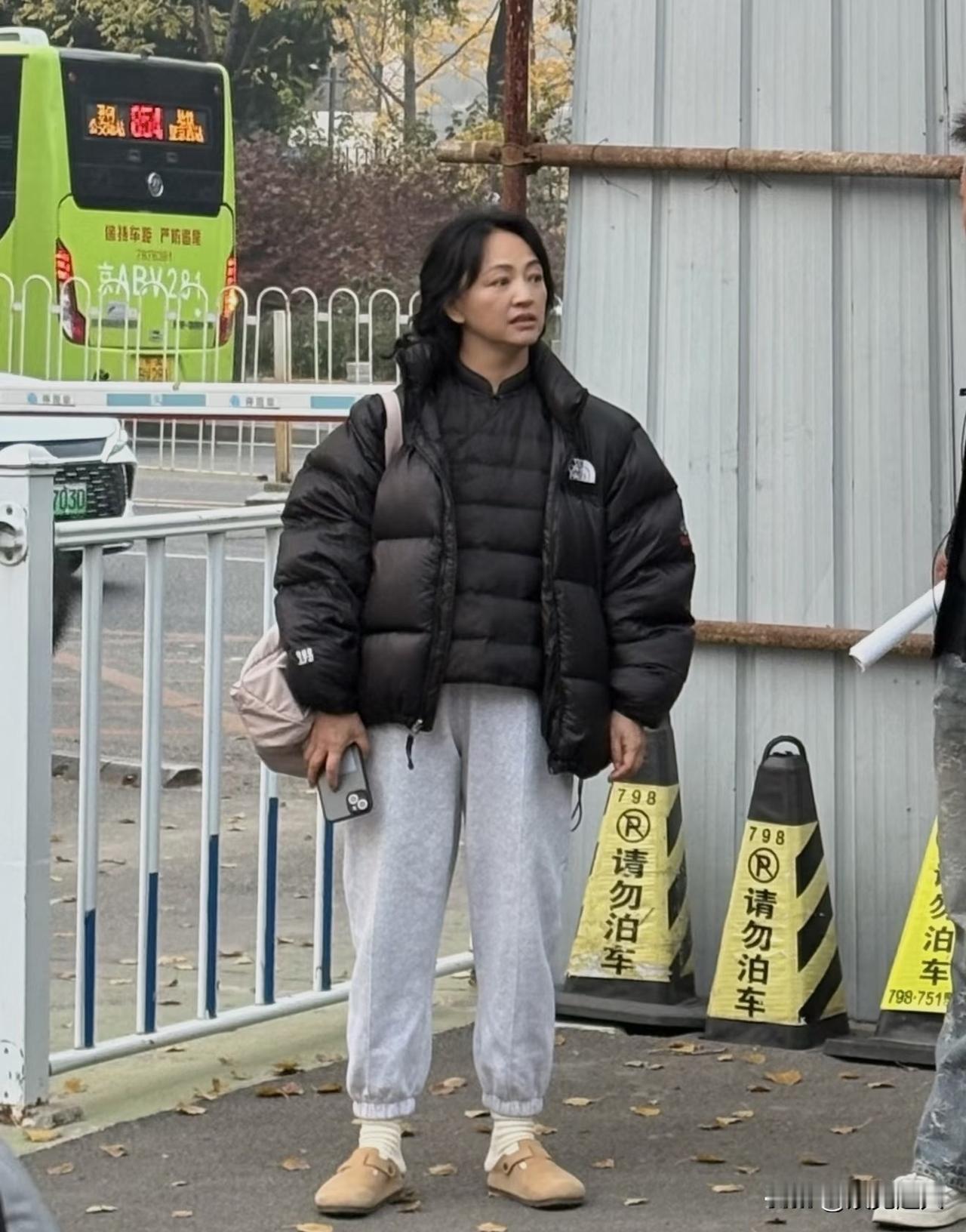 52岁罗海琼，这状态也太好了！近日有网友在北京偶遇她，真人看着超接地气，完