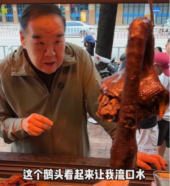 郑则仕到潮汕吃狮头鹅，他在卤菜档口豪气的说：“我要3个鹅头。”老板：“一共360