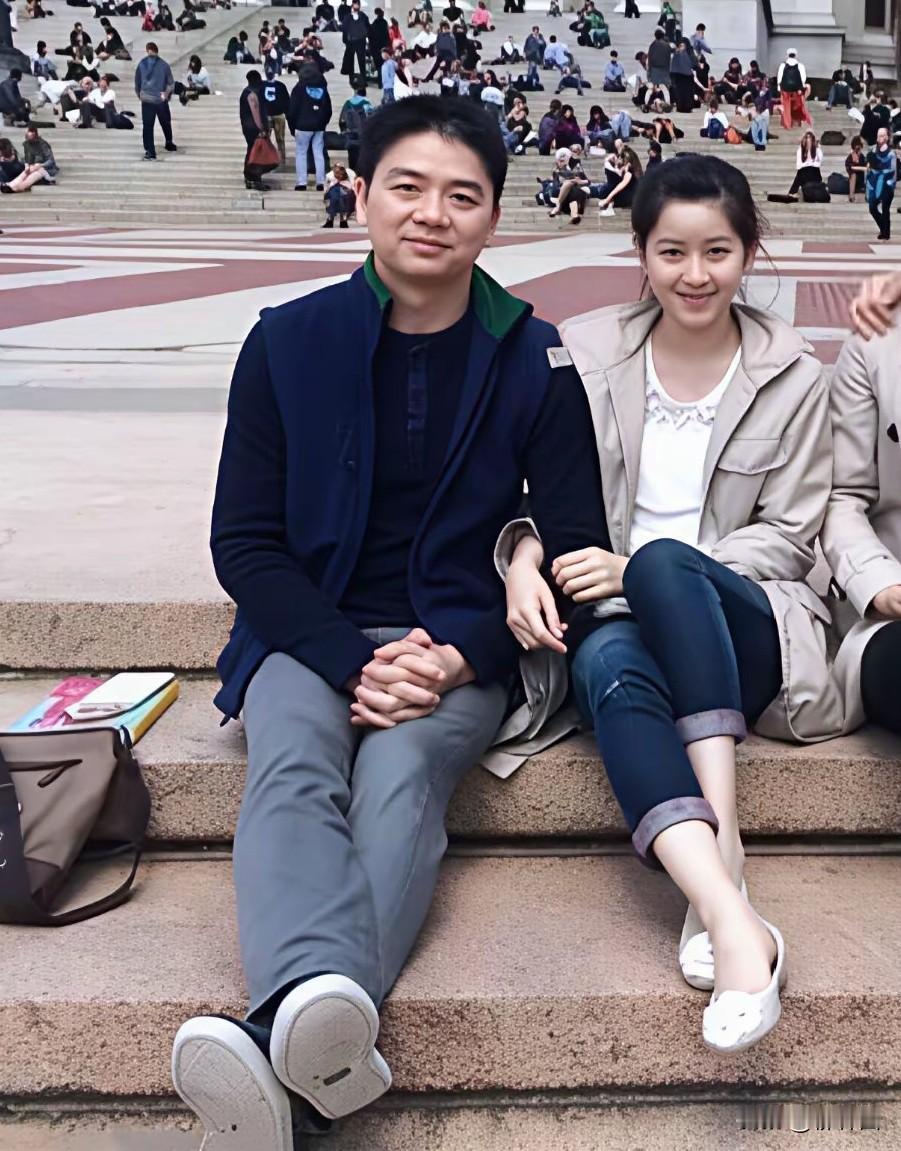 感觉她当年是真喜欢刘强东，这个眼神这个状态。并始终与他并肩奋斗，共同创办了京东。