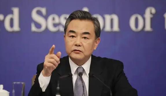 中方准备迎战，美逼中国缴罚金，开口价就是1750亿，王毅反将一军！美国这回是真不