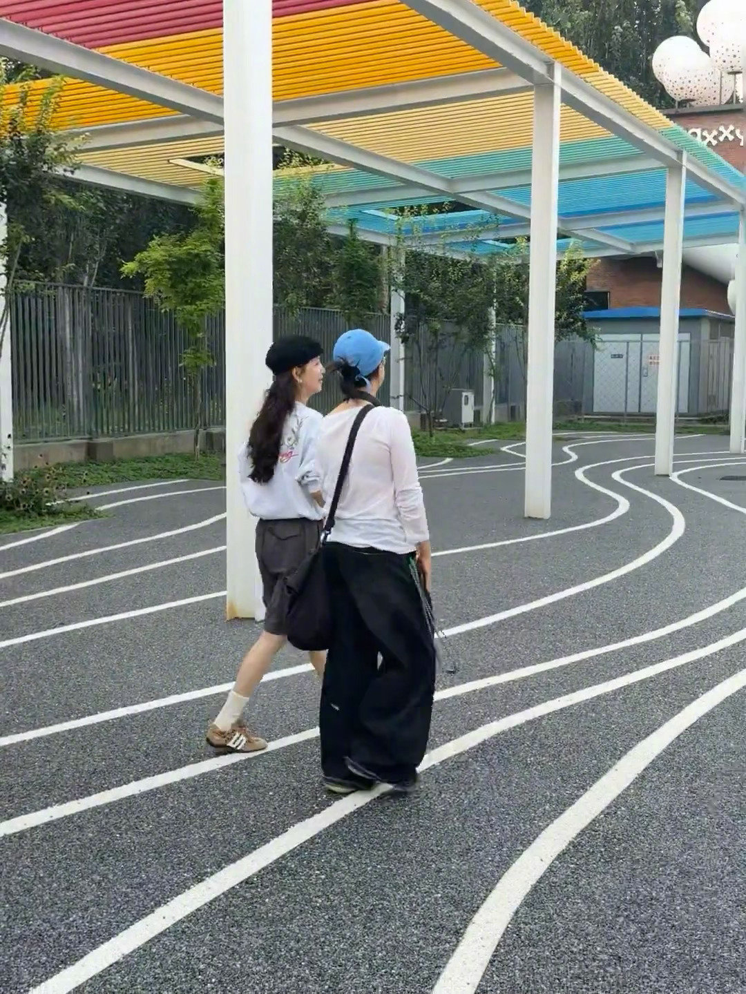 北京到处都在偶遇章若楠在北京的网友有福了！章若楠持续被北京市民偶遇中，私服也好