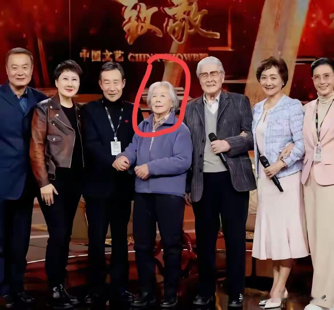 有谁知道站在中间的这位老奶奶，到底是什么身份啊，她不仅能站在这些明星大咖的中间C