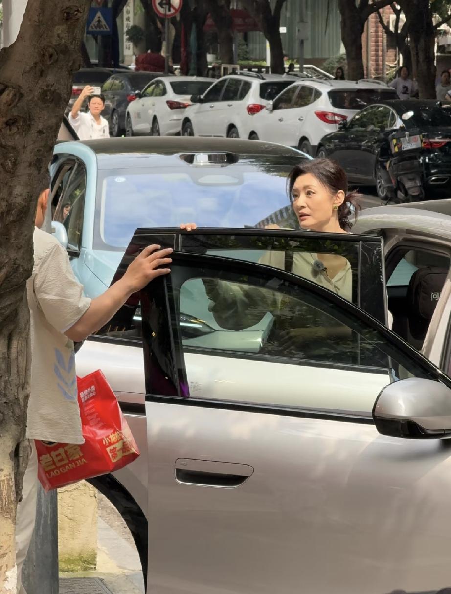 5月14日，周涛在重庆录制《桃花坞》，路人镜头下法令纹深了，但整体气质挺好的，像
