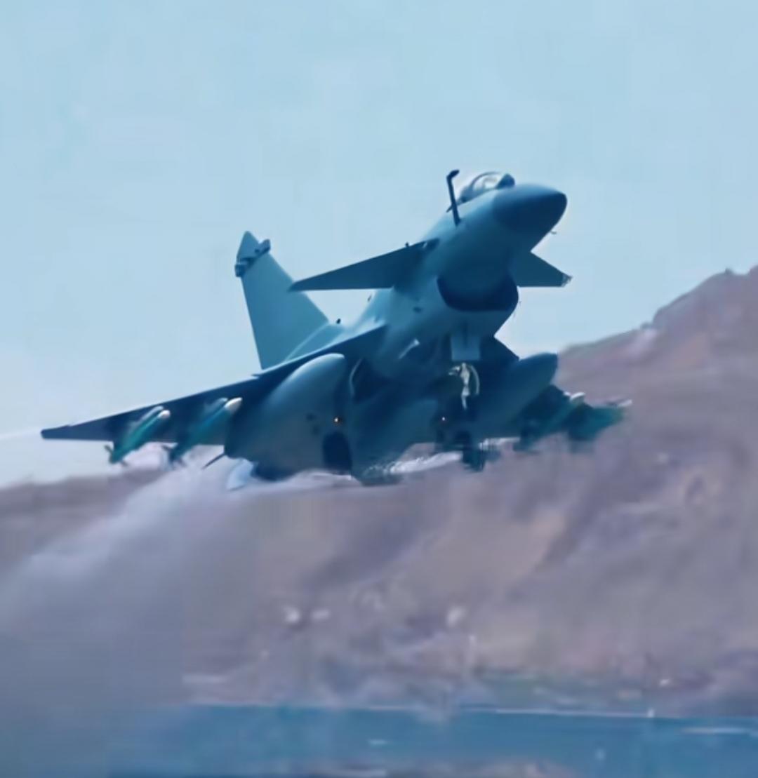 德黑兰的天空出现了多架歼-10C战斗机，让伊朗民众惊讶不已。2026年4月1