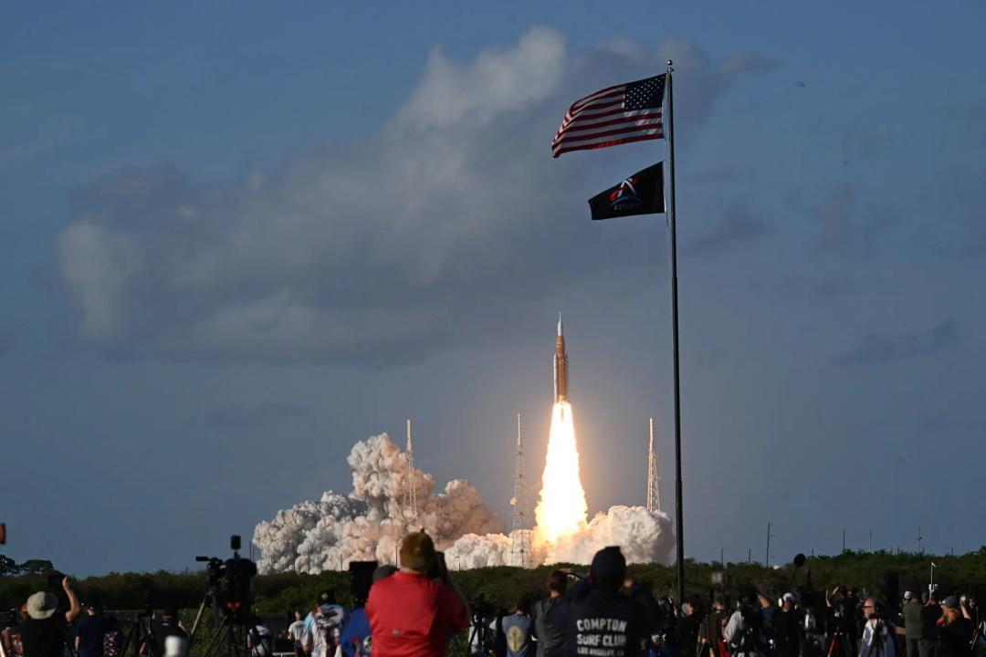 时隔半个多世纪，载人飞船再次离开近地轨道奔向月球，阿尔忒弥斯2号的发射牵动全球目