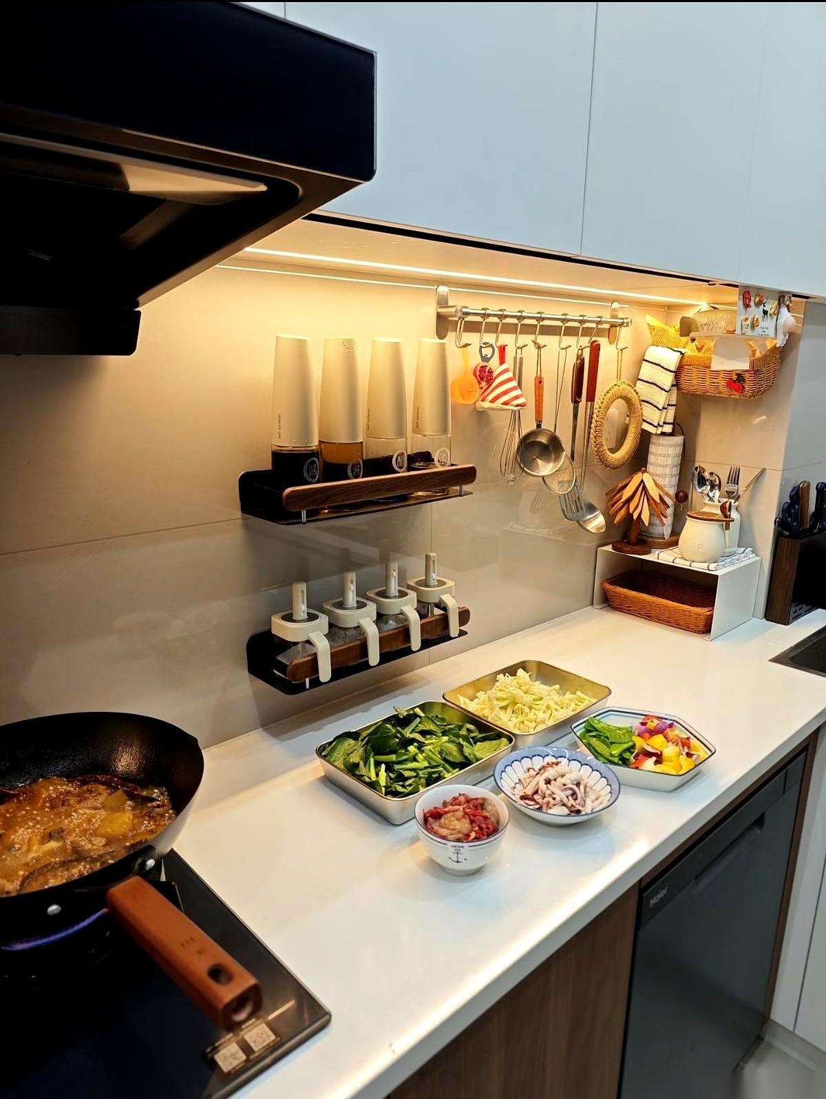 我们部门那个薪水绝对不低的四十岁男领导，今天中午又拽出公司保洁的自来水管，在楼下