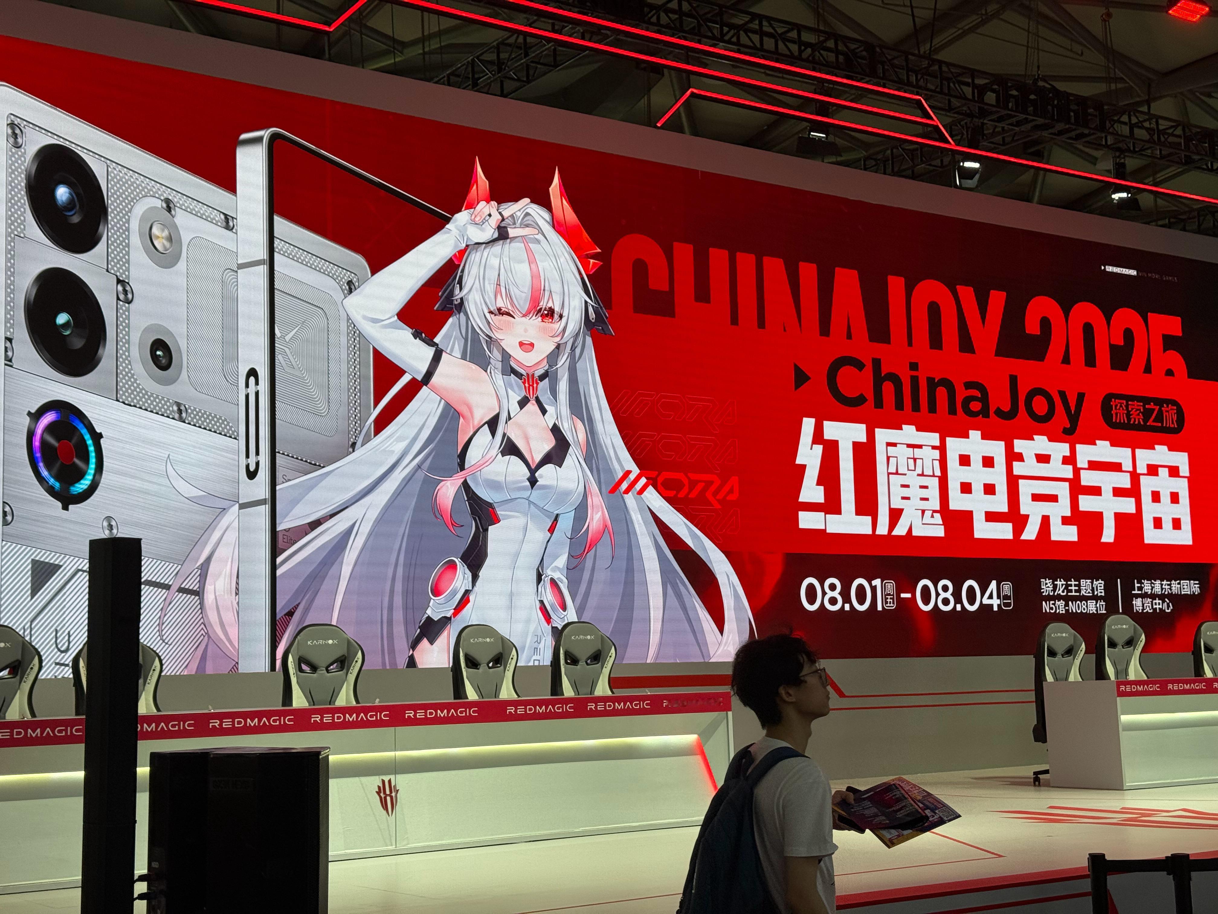 来到了chinajoy红魔电竞宇宙，人很多，我还看到了红魔10SPro斗战胜佛