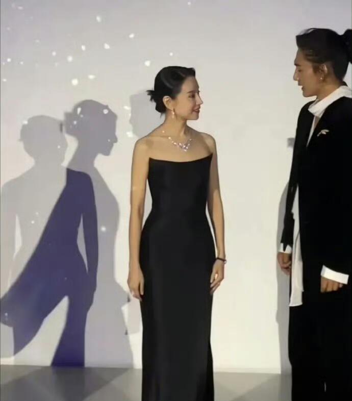 看看圆圆的影子就像一幅动画，太美了！