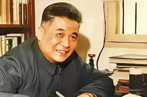 1986年，弥留之际的邓稼先向中央提出一份建议书，指出世界上的核弹理论水平接近极