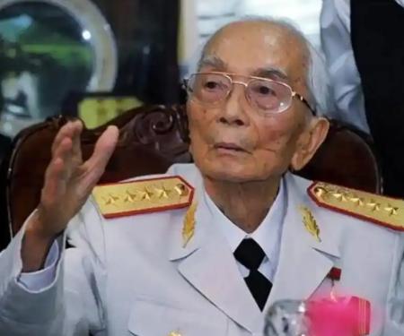 1976年，越南驻中国大使阮仲永感到事情不妙，曾经跪着请求武元甲不要做世界第三的