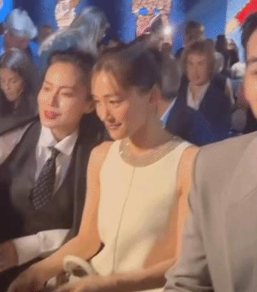 于适，社交悍匪一枚！两个漂亮姐姐刚摆好了姿势找好了角度准备合影，于适突然顽皮的闯
