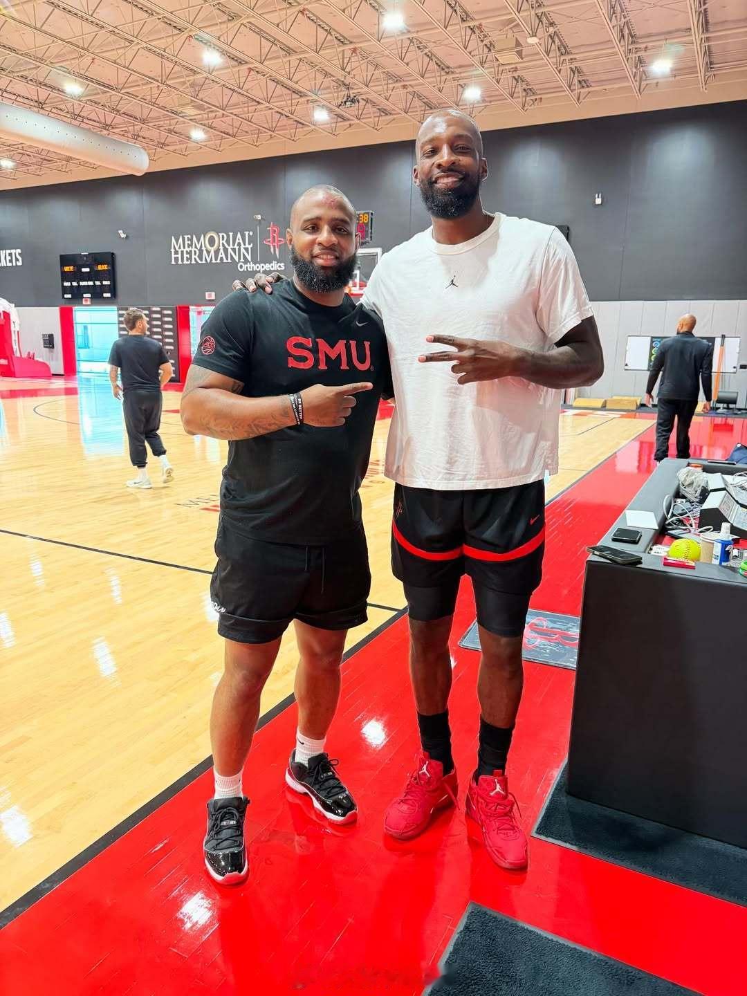 老杰夫也在火箭队新训练馆训练！休斯顿火箭NBA吐槽大会​​​