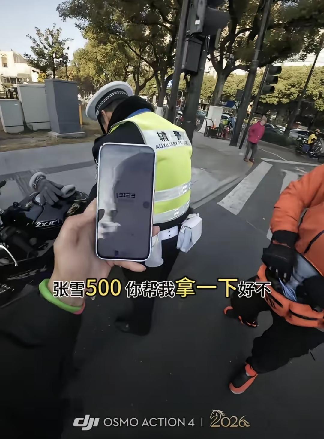 红灯前，交警蹲下看摩托，车没拦，人先愣住了。这事发生在上周三晚，南湖路十字口，