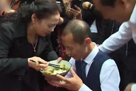 全网直接看哭！豪门独子两岁惨遭拐走，时隔整整32年终寻回，可他大半辈子都在乡下摆