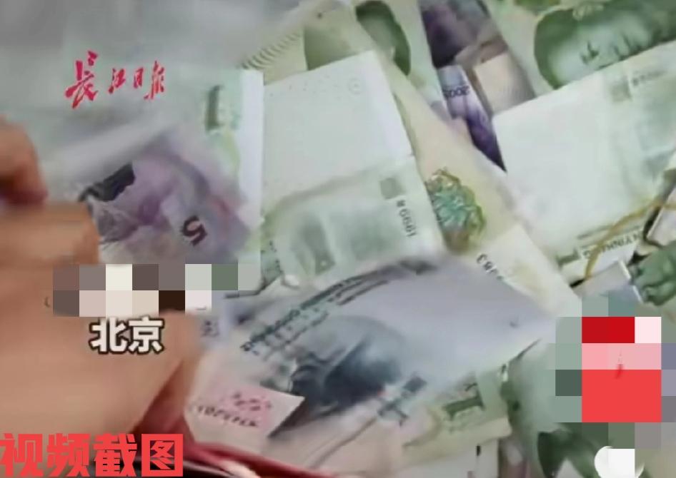 北京有女子买菜回家有新发现。原来女子在菜场买菜的过程里,不知为何摊主还是忙碌