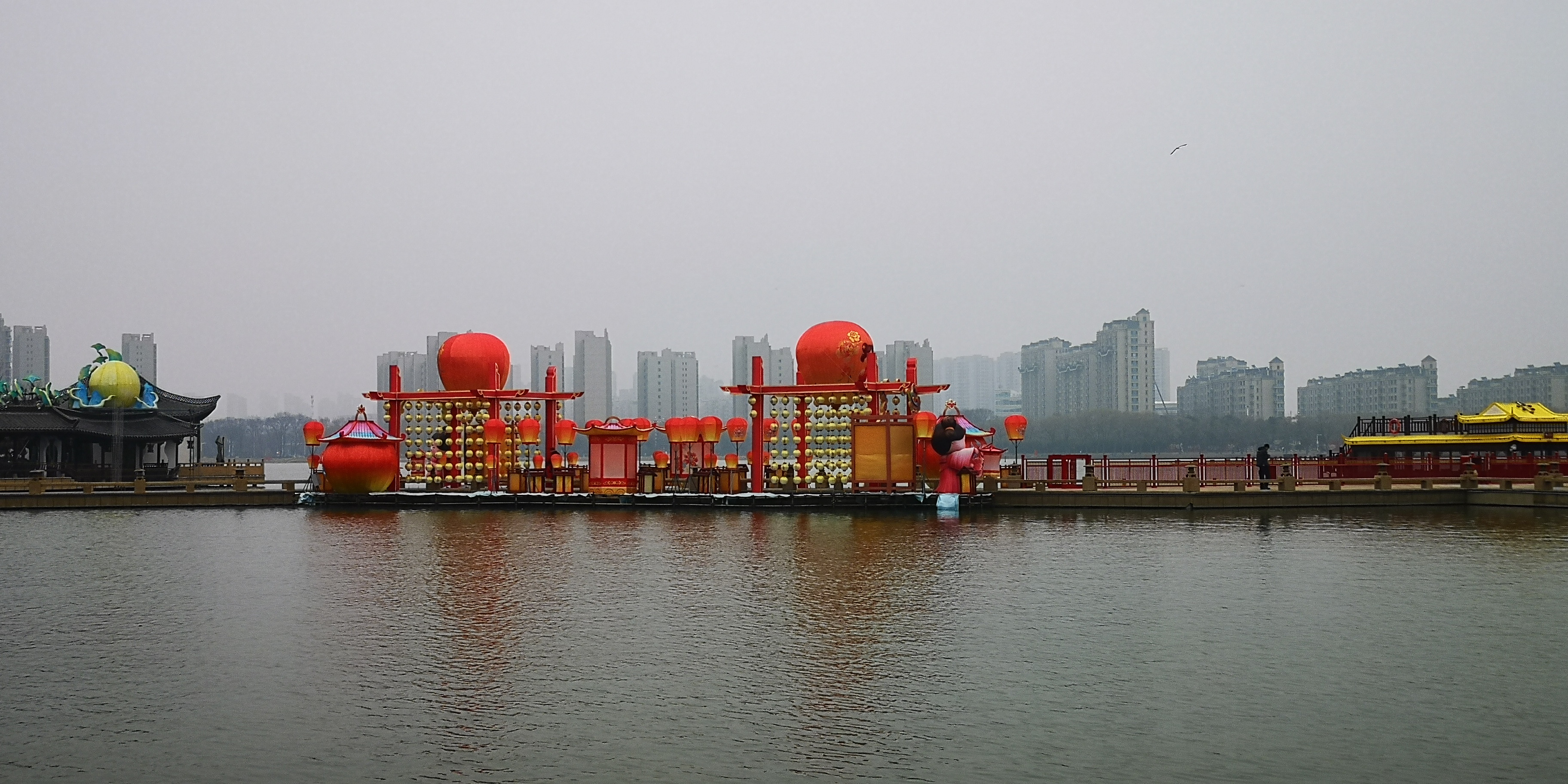上海浦东机场的出租车宰客乱象真的是把人看懵了，央视2026年9月专门起底过这整套甩客黑链条，警方直接