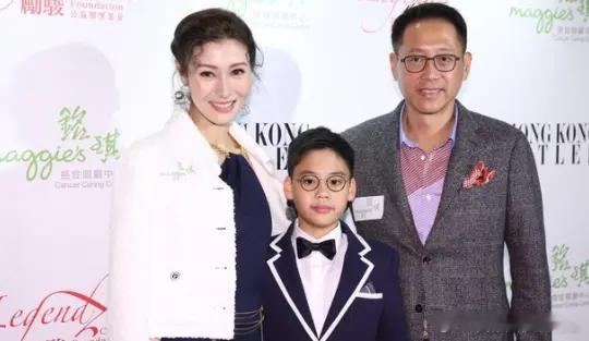 李嘉欣与富商15岁儿子近照曝光！身高将近1米9米！网友惊呼：帅了很多​​​