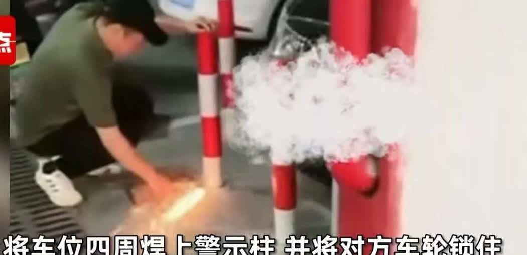 “太缺德了！”2023年，浙江绍兴，一男子开车到家后，发现自己的车位被占用，于是