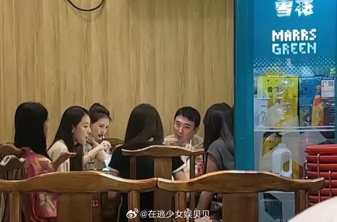 不管万达和王健林怎么样，王思聪总是这么幸福！能让自己一直幸福，也是一种很独特的能