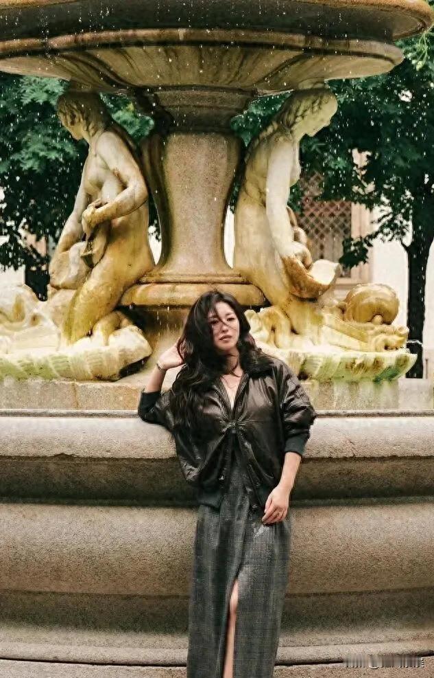 朱珠，这才是真时尚勇气！朱珠又上热搜了，这次不是因为红毯造型，而是因为一组街