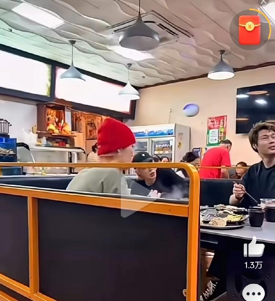 鹿晗换了一个壁纸都能冲上热搜，我也是真服了！近日有网友在餐厅偶遇鹿晗吃饭，从视