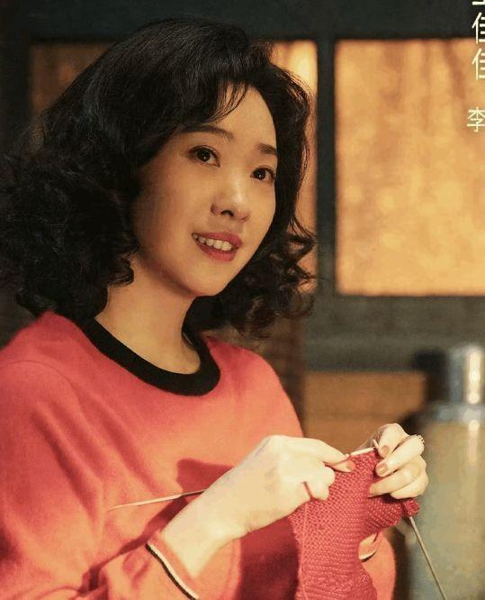 舅妈给大姑子养了十年娃。这事儿最让我堵得慌的，是“不抱怨”三个字。网上都说