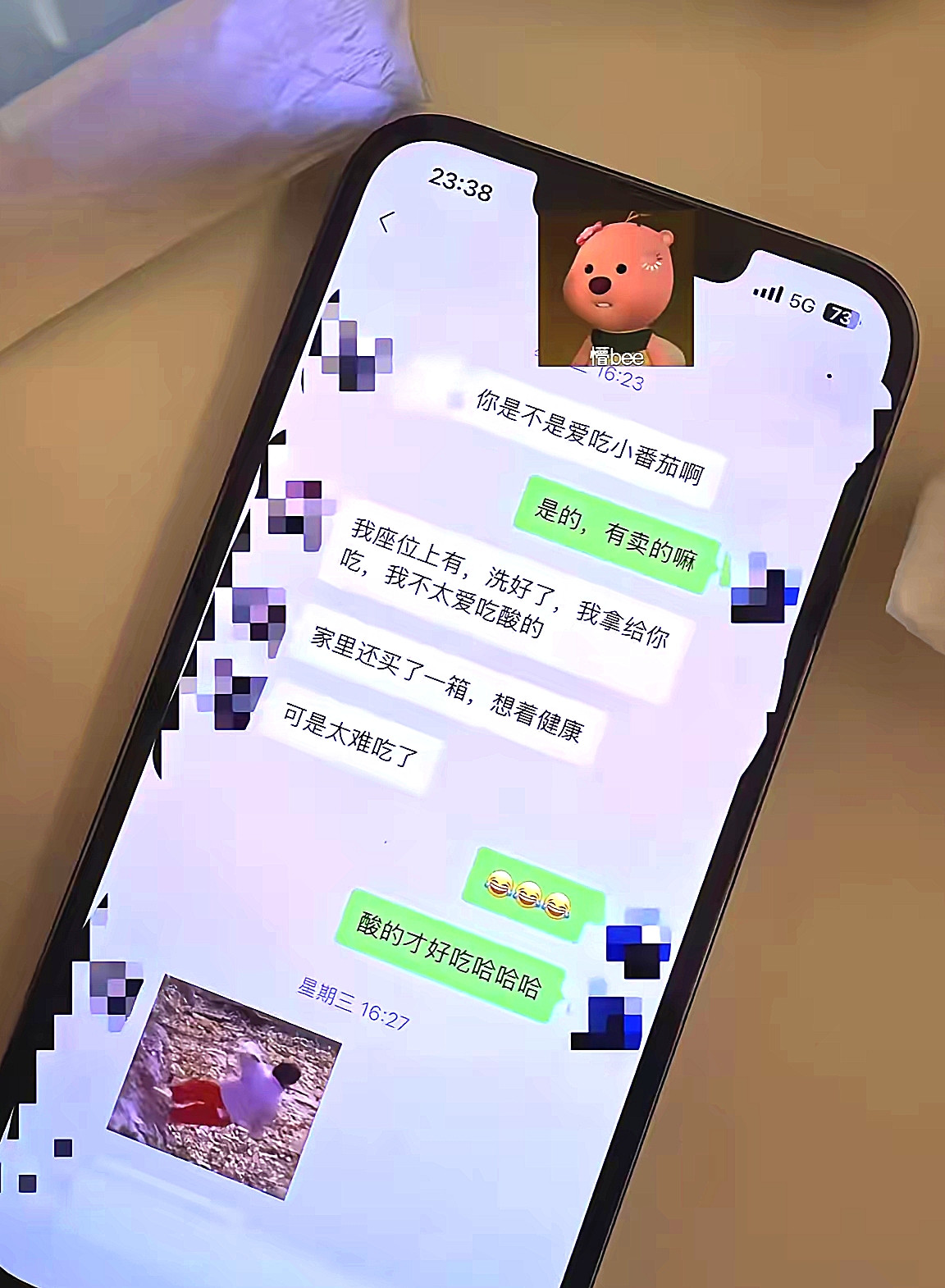 老公和女同事帮我看看，他们恋爱了吗