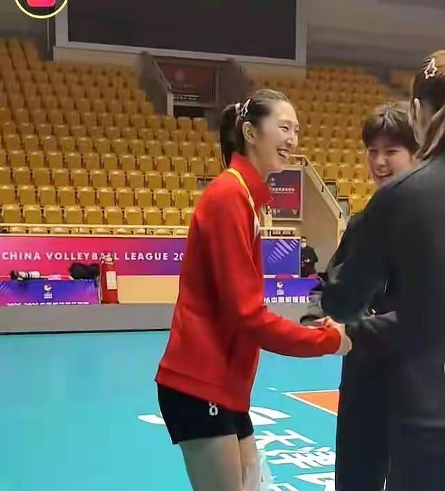 江苏女排已取得了25一26赛季伟大的胜利，不仅全苏班顺利闯进了四强，还意外之喜是
